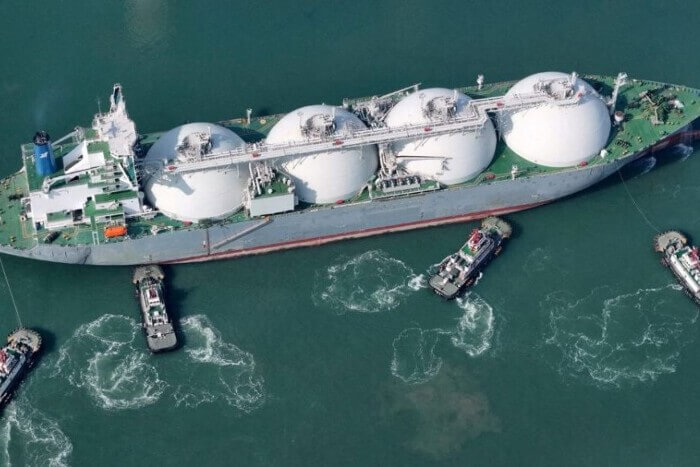 Các nhà nhập khẩu  châu Á đang chuẩn bị đối mặt với tình trạng thiếu hụt LNG kéo dài, sau khi Mỹ và Iran không đạt được thỏa thuận trong các cuộc đàm phán tại Pakistan cuối tuần qua. Diễn biến này kéo dài xung đột vốn đã khiến khoảng 1/5 nguồn cung LNG toàn cầu bị gián đoạn kể từ cuối tháng 2.Đồng thời, việc Mỹ tuyên bố triển khai phong tỏa hải quân toàn diện tại eo biển Hormuz tiếp tục làm gia tăng căng thẳng, khiến tuyến vận tải chiến lược này gần như tê liệt.Pakistan là một trong số những thị trường phụ thuộc rất nhiều vào LNG từ Qatar. Quốc gia này đã không tiếp nhận lô hàng nào kể từ đầu tháng 3, theo dữ liệu theo dõi. Hoạt động sản xuất của Qatar bị gián đoạn sau các cuộc tấn công hồi tháng trước.