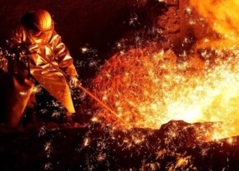 Theo Wall Street Journal, Liên minh châu Âu (EU) đã thông qua kế hoạch tăng gấp đôi thuế nhập khẩu đối với thép vượt hạn ngạch, nhằm bảo vệ ngành công nghiệp nội khối đang chịu áp lực từ tình trạng dư thừa nguồn cung toàn cầu. Vào cuối ngày thứ Hai, Nghị viện châu Âu thông báo đã đạt được thỏa thuận cắt giảm gần một nửa lượng thép được miễn thuế, xuống còn 18,3 triệu tấn mỗi năm, đồng thời nâng mức thuế đối với khối lượng nhập khẩu vượt hạn ngạch lên 50%. Phân bổ cụ thể cho từng quốc gia vẫn chưa được xác định. Ông Maros Sefcovic, Trưởng đoàn đàm phán thương mại của EU, cho biết. “Chúng ta không thể làm ngơ trước tình trạng dư thừa công suất toàn cầu đang ở mức báo động.” Ông nhấn mạnh thỏa thuận này sẽ mang lại sự ổn định cần thiết cho các nhà sản xuất thép trong khối. Dữ liệu mới nhất được The Guardian trích dẫn cho thấy nhập khẩu thép của châu Âu đã tăng lên mức kỷ lục vào cuối năm 2025, đạt 9,9 triệu tấn trong quý cuối cùng, tăng mạnh so với 7,4 triệu tấn cùng kỳ năm ngoái. Ủy ban châu Âu đã đề xuất tăng thuế từ năm 2025 trong bối cảnh EU gia tăng các biện pháp bảo hộ nhằm đối phó với làn sóng thép giá rẻ nhập khẩu. Theo nghiên cứu của Tổ chức Hợp tác và Phát triển Kinh tế (OECD), công suất dư thừa thép toàn cầu đã đạt 640 triệu tấn vào năm 2025. Cũng theo The Guardian, hàng nhập khẩu giá rẻ từ Trung Quốc tràn lan là nguyên nhân chính dẫn đến các biện pháp này. Trung Quốc hiện trợ cấp rất lớn cho các nhà sản xuất thép trong nước và đang sản xuất hơn một nửa lượng thép của thế giới.Tuy nhiên, chúng cũng sẽ ảnh hưởng đến các quốc gia châu Âu ngoài EU. Chính sách mới cũng hướng tới việc tăng cường minh bạch nguồn gốc hàng hóa, yêu cầu các nhà xuất khẩu phải khai báo rõ địa điểm nấu chảy và đúc thép. Thông tin này sẽ được sử dụng như một tiêu chí trong phân bổ hạn ngạch đối với các quốc gia thứ ba. Quy định mới sẽ thay thế cơ chế hiện hành hết hiệu lực vào cuối tháng 6 và có thể chính thức áp dụng từ ngày 1/7, sau khi hoàn tất quy trình phê chuẩn của các quốc gia thành viên. Ông Axel Eggert, Tổng giám đốc Hiệp hội Thép châu Âu, nhận định: “Biện pháp thương mại này giúp ngành thép châu Âu tránh được nguy cơ suy giảm nghiêm trọng.”