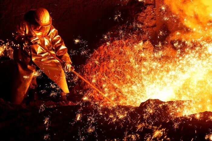 Theo Wall Street Journal, Liên minh châu Âu (EU) đã thông qua kế hoạch tăng gấp đôi thuế nhập khẩu đối với thép vượt hạn ngạch, nhằm bảo vệ ngành công nghiệp nội khối đang chịu áp lực từ tình trạng dư thừa nguồn cung toàn cầu. Vào cuối ngày thứ Hai, Nghị viện châu Âu thông báo đã đạt được thỏa thuận cắt giảm gần một nửa lượng thép được miễn thuế, xuống còn 18,3 triệu tấn mỗi năm, đồng thời nâng mức thuế đối với khối lượng nhập khẩu vượt hạn ngạch lên 50%. Phân bổ cụ thể cho từng quốc gia vẫn chưa được xác định. Ông Maros Sefcovic, Trưởng đoàn đàm phán thương mại của EU, cho biết. “Chúng ta không thể làm ngơ trước tình trạng dư thừa công suất toàn cầu đang ở mức báo động.” Ông nhấn mạnh thỏa thuận này sẽ mang lại sự ổn định cần thiết cho các nhà sản xuất thép trong khối. Dữ liệu mới nhất được The Guardian trích dẫn cho thấy nhập khẩu thép của châu Âu đã tăng lên mức kỷ lục vào cuối năm 2025, đạt 9,9 triệu tấn trong quý cuối cùng, tăng mạnh so với 7,4 triệu tấn cùng kỳ năm ngoái. Ủy ban châu Âu đã đề xuất tăng thuế từ năm 2025 trong bối cảnh EU gia tăng các biện pháp bảo hộ nhằm đối phó với làn sóng thép giá rẻ nhập khẩu. Theo nghiên cứu của Tổ chức Hợp tác và Phát triển Kinh tế (OECD), công suất dư thừa thép toàn cầu đã đạt 640 triệu tấn vào năm 2025. Cũng theo The Guardian, hàng nhập khẩu giá rẻ từ Trung Quốc tràn lan là nguyên nhân chính dẫn đến các biện pháp này. Trung Quốc hiện trợ cấp rất lớn cho các nhà sản xuất thép trong nước và đang sản xuất hơn một nửa lượng thép của thế giới.Tuy nhiên, chúng cũng sẽ ảnh hưởng đến các quốc gia châu Âu ngoài EU. Chính sách mới cũng hướng tới việc tăng cường minh bạch nguồn gốc hàng hóa, yêu cầu các nhà xuất khẩu phải khai báo rõ địa điểm nấu chảy và đúc thép. Thông tin này sẽ được sử dụng như một tiêu chí trong phân bổ hạn ngạch đối với các quốc gia thứ ba. Quy định mới sẽ thay thế cơ chế hiện hành hết hiệu lực vào cuối tháng 6 và có thể chính thức áp dụng từ ngày 1/7, sau khi hoàn tất quy trình phê chuẩn của các quốc gia thành viên. Ông Axel Eggert, Tổng giám đốc Hiệp hội Thép châu Âu, nhận định: “Biện pháp thương mại này giúp ngành thép châu Âu tránh được nguy cơ suy giảm nghiêm trọng.”