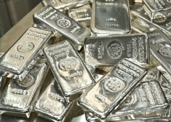 Động lực chính đến từ hai yếu tố. Thứ nhất, nhà đầu tư cá nhân gia tăng mua các thỏi bạc nhỏ như một kênh thay thế cho vàng trong bối cảnh giá vàng duy trì ở mức cao. Thứ hai, các doanh nghiệp sản xuất năng lượng mặt trời đẩy mạnh tích trữ nguyên liệu trước thời điểm các chính sách hoàn thuế xuất khẩu bị bãi bỏ từ ngày 1/4. Hiện ngành này tiêu thụ khoảng 20% tổng nguồn cung bạc toàn cầu mỗi năm và phần lớn hoạt động sản xuất tập trung tại Trung Quốc. Tuy nhiên, giới phân tích cho rằng đà nhập khẩu đột biến khó có thể kéo dài. Ông Zijie Wu, chuyên gia tại Jinrui Futures (Thâm Quyến), nhận định dòng chảy nhập khẩu sẽ sớm quay trở lại trạng thái bình thường, đồng thời nhấn mạnh thị trường bạc không tồn tại tình trạng mất cân đối cung – cầu dài hạn, đặc biệt khi Trung Quốc cũng là quốc gia sản xuất bạc lớn nhất thế giới. Nhu cầu tăng cao trong ngắn hạn đã đẩy giá bạc nội địa Trung Quốc lên cao hơn đáng kể so với giá quốc tế, tạo cơ hội chênh lệch giá (arbitrage) và thu hút dòng kim loại từ nhiều thị trường khác, trong đó phần lớn được trung chuyển qua Hồng Kông. Trên thị trường quốc tế, giá bạc và vàng đã điều chỉnh giảm so với các mức đỉnh thiết lập hồi tháng 1, trong bối cảnh lo ngại lạm phát gia tăng do căng thẳng địa chính trị liên quan đến Iran gây áp lực lên nhóm kim loại quý không sinh lợi suất. Đồng thời, nhu cầu bán lẻ cũng có dấu hiệu chững lại sau giai đoạn tăng nóng. Ở góc độ công nghiệp, triển vọng tiêu thụ bạc tại Trung Quốc đang đối mặt với những rủi ro nhất định. Cam kết của Bắc Kinh trong việc kiểm soát tình trạng dư thừa công suất ngành năng lượng mặt trời có thể kéo theo việc cắt giảm sản lượng. Bên cạnh đó, mặt bằng giá bạc ở mức cao cũng thúc đẩy các nhà sản xuất cân nhắc thay thế bằng các kim loại cơ bản có chi phí thấp hơn. Trước đó vào tháng 1, Trung Quốc thông báo sẽ siết chặt xuất khẩu mặt hàng bạc. Các nhà phân tích tại Goldman Sachs cảnh báo rằng các biện pháp kiểm soát xuất khẩu mới của Trung Quốc có thể làm trầm trọng thêm tình trạng thiếu hụt trong nước và sự gián đoạn toàn cầu, thậm chí có thể làm phân mảnh thị trường bạc toàn cầu.