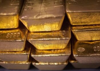 Trong bối cảnh thị trường còn nhiều biến động, giới phân tích cho rằng Trung Quốc nhiều khả năng sẽ tiếp tục gia tăng nắm giữ vàng nhằm củng cố giá trị đồng nhân dân tệ, đồng thời từng bước nâng cao vai trò của đồng tiền này trong hệ thống dự trữ toàn cầu. Đáng chú ý, hoạt động mua vàng của Trung Quốc diễn ra khi giá vàng vừa ghi nhận mức giảm mạnh nhất trong tháng, giảm 11,5%. Các chuyên gia lưu ý rằng nhu cầu từ các ngân hàng trung ương thường không nhạy cảm với biến động giá trong ngắn hạn, song họ có xu hướng tận dụng các nhịp điều chỉnh để gia tăng tích lũy.