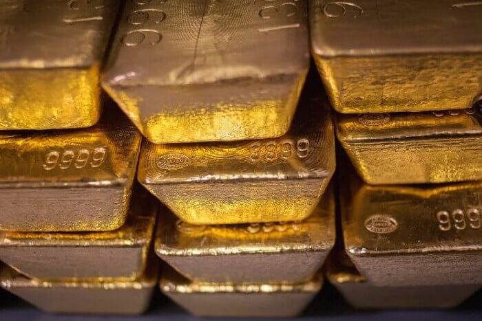 Ở chiều ngược lại, giá dầu tăng cao do bất ổn tại Trung Đông đã gây ra những gián đoạn nghiêm trọng đối với chuỗi cung ứng toàn cầu, đẩy giá dầu vượt mốc 100 USD/thùng. Giá năng lượng leo thang làm gia tăng nguy cơ lạm phát, buộc nhiều ngân hàng trung ương phải tạm dừng chu kỳ nới lỏng tiền tệ. Mặc dù lệnh ngừng bắn trong vòng 2 tuần được kỳ vọng sẽ góp phần giảm bớt áp lực chuỗi cung ứng, nhiều nhà phân tích cho rằng còn quá sớm để đánh giá đầy đủ mức độ thiệt hại đối với kinh tế toàn cầu cũng như tác động của giá dầu cao đến lạm phát.