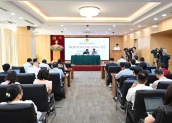 Liên quan đến câu hỏi về phương án điều hành trong trường hợp giá dầu thế giới biến động mạnh, vượt ngưỡng 200 USD/thùng, tại buổi họp báo Bộ Công Thương chiều 9/4, ông Bùi Nguyễn Anh Tuấn, Phó Cục trưởng Cục Quản lý và Phát triển thị trường trong nước cho biết đã xây dựng các kịch bản linh hoạt với mục tiêu kép: không để đứt gãy nguồn cung và kiểm soát lạm phát