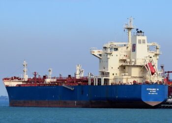 Bên cạnh đó, Cục khẩn trương thẩm định phương án an toàn hàng hải đối với các cảng tiếp nhận tàu có trọng tải lớn hơn thiết kế, đặc biệt tại Quảng Ninh và TP HCM. Việc này nhằm tiếp nhận nhanh hàng nhập khẩu, góp phần ổn định nguồn cung xăng dầu trong nước. Song song đó, Bộ Xây dựng yêu cầu các đơn vị được giao nghiên cứu giải pháp tăng nguồn cung vật liệu xây dựng, đảm bảo tiến độ thi công, đặc biệt đối với các công trình trọng điểm quốc gia trong bối cảnh chi phí đầu vào có xu hướng gia tăng. Các đơn vị triển khai giải pháp nhằm khuyến khích người dân và doanh nghiệp tiết kiệm trong tiêu dùng, ưu tiên sử dụng phương tiện giao thông công cộng, xe điện và các loại nhiên liệu sinh học. Các yêu cầu trên được đưa ra trong bối cảnh giá nhiên liệu thế giới biến động mạnh do căng thẳng địa chính trị, đặt áp lực lớn lên chuỗi cung ứng năng lượng và chi phí sản xuất trong nước. Bộ Xây dựng kỳ vọng việc triển khai đồng bộ các giải pháp sẽ góp phần giảm thiểu tác động tiêu cực và duy trì ổn định kinh tế. Báo cáo Chính phủ mới đây về tác động của biến động giá xăng dầu tới tình hình đầu tư xây dựng, Bộ Xây dựng cho biết cả nước có 44 dự án trọng điểm đang triển khai với tổng đầu tư khoảng 569.000 tỷ đồng. Với kịch bản xấu nhất là giá nhiên liệu tăng 100% so với tháng 2, dự toán công trình giao thông có thể đội vốn xấp xỉ 16%. Chi phí xây dựng các dự án giao thông trọng điểm ước tăng 42.300 tỷ đồng, gây áp lực rất lớn lên ngân sách.