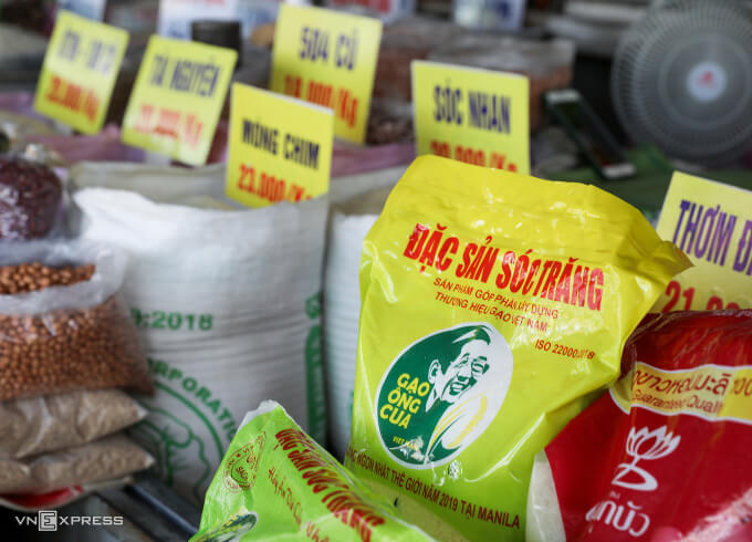 Khi giá xuất khẩu bình quân của cả cà phê và gạo cùng đi xuống, tăng trưởng kim ngạch thời gian tới sẽ phụ thuộc nhiều hơn vào sản lượng, khiến dư địa cải thiện giá trị xuất khẩu trở nên hạn chế, theo các chuyên gia.