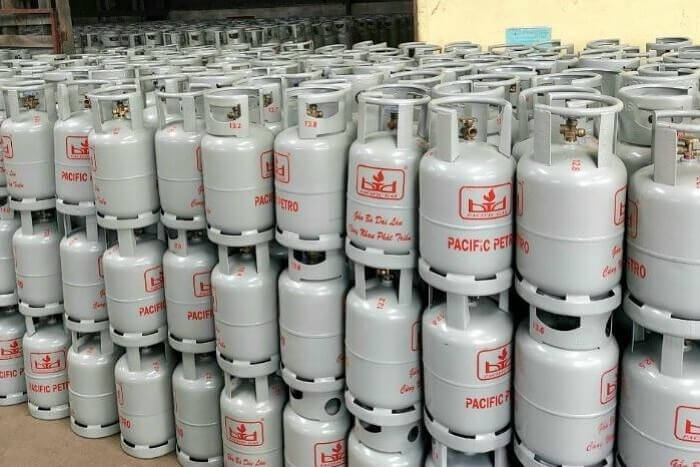 Theo thông tin từ Báo Chính phủ, Công ty TNHH Khí Hóa lỏng Việt Nam (VT Gas) đã ra thông báo gửi khách hàng về điều chỉnh giá bán gas từ ngày 13/4. Cụ thể, giảm 1.667 đồng/kg, tương đương giảm 20.000 đồng/bình 12kg và 75.000 đồng/bình 45kg so với ngày 1/4.Cũng trong ngày 13/4, Công ty Cổ phần Năng lượng Long Yin Long An (Long Yin Energy) thông báo các thương hiệu Gas City Petro, Vinapacific Petro và Vimexco giảm trực tiếp 1.667 đồng/kg. Cụ thể, bình 6kg giảm 10.000 đồng, bình 12kg giảm 20.000 đồng, bình 45kg giảm 75.000 đồng và bình 50kg giảm 83.000 đồng. Giá gas Petrolimex ngày 13/4 cũng ghi nhận giảm từ 11 - 12% cho bình 12kg, bình 48kg vẫn ở mức bình ổn. Cụ thể, bình gas Hà Nội Petro, bình gas dân dụng, bình gas Hồng Hà, bình gas Petro, bình gas gia đình Petro loại 12kg đang được giảm 75.000 đồng/bình, đồng giá 510.000 đồng/bình.