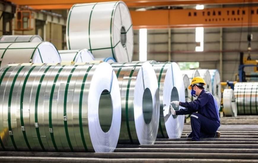 Giá quặng sắt giảm sâu trong phiên giao dịch ngày thứ Năm, xuống mức thấp nhất trong hơn một tháng, khi thị trường chịu áp lực từ nguồn cung gia tăng cùng với triển vọng nhu cầu kém tích cực tại Trung Quốc, theo Reuters. Trên Sàn Giao dịch Hàng hóa Đại Liên (DCE), hợp đồng quặng sắt giao tháng 9 – hiện là hợp đồng được giao dịch nhiều nhất thay cho tháng 5 – giảm 2,53% xuống còn 750 nhân dân tệ/tấn (tương đương 109,78 USD/tấn), mức thấp nhất kể từ ngày 4/3. Trong khi đó, giá quặng sắt chuẩn giao tháng 5 trên Sàn Singapore giảm 2,86% xuống còn 102,75 USD/tấn vào lúc 07:00 GMT, sau khi có thời điểm chạm mức thấp nhất kể từ ngày 10/3 là 102,1 USD/tấn. Theo các nhà phân tích của Jinyuan Futures, lượng hàng xuất khẩu gia tăng đã tạo áp lực giảm giá lên thị trường quặng sắt. Đồng thời, biên lợi nhuận thấp của các nhà sản xuất thép khiến họ không có động lực tăng, qua đó hạn chế triển vọng phục hồi nhu cầu nguyên liệu. Bên cạnh đó, thông tin về khả năng đạt được thỏa thuận hợp đồng dài hạn năm 2026 giữa bên mua quặng sắt quốc doanh của Trung Quốc và tập đoàn khai khoáng toàn cầu BHP cũng góp phần gây áp lực lên giá. Nguyên nhân là việc giải quyết tranh chấp kéo dài nhiều tháng có thể làm gia tăng lượng hàng giao ngay tại các cảng. China Mineral Resources Group – được thành lập năm 2022 nhằm tập trung hóa hoạt động nhập khẩu quặng sắt và cải thiện điều kiện đàm phán với các nhà khai thác – hiện đang trong quá trình thương thảo hợp đồng cung ứng với BHP. Trong thời gian này, đơn vị này đã hạn chế các nhà máy thép và thương nhân trong nước mua một số thương hiệu quặng sắt của BHP. Ở diễn biến liên quan, Giám đốc điều hành sắp nhậm chức của BHP, Brandon Craig, đã có cuộc gặp với Chủ tịch tập đoàn nhôm Trung Quốc Chinalco vào ngày 8/4, sau khi ông cho biết sẽ ưu tiên củng cố quan hệ với thị trường Trung Quốc. Các nguyên liệu sản xuất thép khác cũng ghi nhận xu hướng giảm, khi giá than cốc giảm 3,19% và giá than luyện cốc giảm 0,66%. Trên Sàn Giao dịch Kỳ hạn Thượng Hải (SHFE), các sản phẩm thép biến động trái chiều với biên độ hẹp, giá thép thanh giảm 0,42%, thép cuộn cán nóng giảm 0,15%, trong khi thép dây tăng nhẹ 0,04% và thép không gỉ tăng 0,39%. Cập nhật giá thép trong nước Giá thép xây dựng tại các công ty bình ổn. Cụ thể, tại Hòa Phát, thép CB240 và D10 CB300 đều ở mức 15.430 đồng/kg. Tương tự, Thép Việt Ý miền Bắc ghi nhận giá thép CB240 và D10 CB300 lần lượt 15.150 và 14.700 đồng/kg. Thép Việt Đức miền Bắc ghi nhận giá CB240 và CB300 đều ở mức 15.250 đồng/kg và 15.050 đồng/kg. Một số doanh nghiệp khác như thép VJS miền Bắc, Pomina và Thép Miền Nam vẫn bình ổn giá.