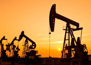 Giá dầu thô tăng do rủi ro nguồn cung gia tăng từ Ả Rập Xê Út và việc gần như toàn bộ hoạt động vận chuyển dầu bằng tàu qua eo biển Hormuz bị đình trệ. Mặc dù có thỏa thuận ngừng bắn tạm thời giữa Hoa Kỳ và Iran, thị trường vẫn căng thẳng trước nguy cơ gián đoạn kéo dài và khả năng giá dầu tiếp tục tăng.