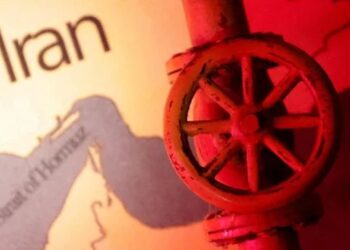 Bất chấp những tuyên bố thỉnh thoảng về khả năng giảm leo thang, tình hình xung quanh eo biển Hormuz vẫn bất ổn. Các sự cố — tấn công tàu chở dầu, chặn bắt tàu và diễn tập quân sự — tiếp tục làm gia tăng sự không chắc chắn về an ninh thực sự của các tuyến đường hàng hải. Những lời lẽ chính trị từ các đảng phái thường mâu thuẫn: tuyên bố về việc mở cửa trở lại hoặc đảm bảo an toàn lại trái ngược với những thông báo về việc tiếp tục phong tỏa và siết chặt kiểm soát. Khoảng cách giữa các tuyên bố chính thức và những gì các thuyền trưởng và nhà điều hành đội tàu quan sát được trên thực tế vẫn tồn tại. Các nhà phân tích lưu ý rằng ngay cả những tín hiệu tạm thời cho thấy eo biển "mở" cũng hiếm khi trùng khớp với điều kiện thực tế trên biển — các cuộc tuần tra, mối đe dọa từ thủy lôi và các khu vực cấm đi lại buộc các tàu phải chuyển hướng hoặc chờ đợi các hành lang an toàn. Các nhà giao dịch và công ty bảo hiểm đã bắt đầu tính đến rủi ro kéo dài hơn: phí bảo hiểm đang tăng, tình trạng chậm trễ chuyến đi gia tăng và chuỗi cung ứng đang được cấu hình lại để đối phó với sự bất ổn kéo dài. Điều này không chỉ ảnh hưởng đến chi phí vận chuyển mà còn cả sự sẵn lòng của các chủ tàu khi tham gia vào khu vực này. Thị trường đang chuyển từ kỳ vọng về một giải pháp nhanh chóng sang kịch bản căng thẳng kéo dài, trong đó việc kiểm soát các tuyến đường biển, chứ không phải lời lẽ chính trị, trở nên quyết định. Câu hỏi trọng tâm là ai thực sự kiểm soát việc lưu thông và liệu các bên có chấp nhận các đảm bảo an ninh quốc tế hay không. Các chuyên gia cảnh báo rằng ngay cả khi không có việc đóng cửa chính thức eo biển, rủi ro đối với nguồn cung năng lượng toàn cầu vẫn sẽ ở mức cao chừng nào tình hình leo thang và bất ổn khu vực còn tiếp diễn — điều này dẫn đến sự biến động thị trường cao hơn và có khả năng gây ra những tác động lâu dài đối với logistics thương mại toàn cầu.