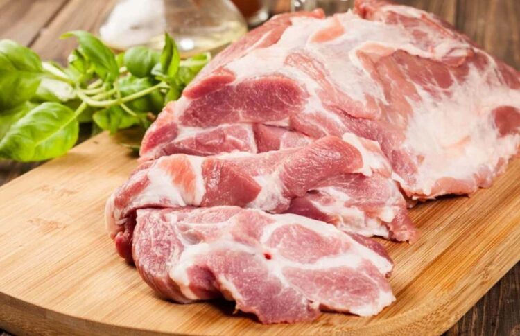 Dự báo sản lượng thịt lợn toàn cầu năm 2026 sẽ tăng 1% lên 120,2 triệu tấn, do sản lượng tăng ở Hoa Kỳ, Brazil, Trung Quốc và Canada bù đắp cho sản lượng giảm ở Liên minh châu Âu. Sản lượng thịt lợn của Brazil dự kiến ​​sẽ tăng 3% lên 4,9 triệu tấn, nhờ nguồn cung thức ăn chăn nuôi dồi dào và nhu cầu quốc tế mạnh mẽ hỗ trợ sự tăng trưởng của ngành. Sản lượng thịt lợn của Trung Quốc dự kiến ​​sẽ tăng nhẹ lên 59,5 triệu tấn, do số lượng lợn trong mỗi lứa đẻ tăng lên, dẫn đến lượng lợn giết mổ cũng tăng, mặc dù trọng lượng trung bình mỗi con sẽ thấp hơn một chút do áp lực giảm sản lượng trong ngành. Sản lượng thịt lợn của Canada dự kiến ​​sẽ tăng 2% lên 2,2 triệu tấn, do số lượng lợn nái tăng nhẹ và số lượng lợn trong mỗi lứa đẻ tăng đều đặn sẽ làm tăng số lượng lợn có sẵn để giết mổ. Sản lượng thịt lợn của EU dự kiến ​​sẽ giảm 1% xuống còn 21,7 triệu tấn, phản ánh lợi nhuận giảm và lượng tồn kho thịt lợn dồi dào của EU. Giá thịt lợn EU giảm vào cuối năm 2025, một phần do thuế quan đối với xuất khẩu thịt lợn sang Trung Quốc và việc phát hiện bệnh dịch tả lợn châu Phi (ASF) ở Tây Ban Nha, có thể gây áp lực buộc EU phải giảm đàn lợn. Xuất khẩu toàn cầu dự kiến ​​sẽ gần như không thay đổi ở mức 10,4 triệu tấn, do nguồn cung tăng từ Brazil, Hoa Kỳ và Canada bù đắp cho sự sụt giảm xuất khẩu từ Liên minh châu Âu. Dự báo xuất khẩu của Brazil sẽ tăng 7%, nhờ khả năng tiếp cận thị trường tốt hơn và giá cả cạnh tranh hơn so với các nhà xuất khẩu lớn khác. Xuất khẩu từ Canada dự kiến ​​sẽ tăng 4%, do lượng hàng tồn kho xuất khẩu tăng và nỗ lực của chính phủ nhằm mở rộng khả năng tiếp cận thị trường. Xuất khẩu của EU dự kiến ​​sẽ giảm 8% do lượng hàng tồn kho xuất khẩu giảm và các hạn chế thương mại liên quan đến dịch bệnh. Sản xuất và xuất khẩu của Mỹ: Sản lượng thịt lợn của Mỹ dự kiến ​​sẽ tăng 1% so với năm trước, đạt 12,7 triệu tấn, do sự tăng trưởng liên tục về số lượng lợn con trong mỗi lứa sẽ cho phép tăng khối lượng giết mổ vào năm 2026, bất chấp sự sụt giảm đàn lợn nái. Giá thức ăn chăn nuôi ổn định và giá lợn tương đối cao sẽ hỗ trợ tăng trọng lượng lợn vào năm 2026. Dự báo xuất khẩu của Mỹ sẽ tăng 3% vào năm 2026, nhờ nhu cầu mạnh mẽ từ Mexico và Trung Mỹ. Hơn nữa, sự sụt giảm dự kiến ​​trong xuất khẩu của EU sẽ tạo cơ hội cho việc mở rộng xuất khẩu của Mỹ sang các thị trường trọng điểm ở châu Á.