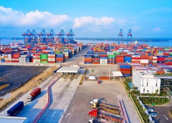 Trước những biến động không đồng đều này – cùng với mức độ bất định địa chính trị lớn – đâu là những điểm then chốt mà nhà đầu tư cần lưu ý khi cân nhắc tham gia làn sóng hàng hóa mới? Thị trường nhỏ, biến động lớn Những thay đổi nhỏ trong phân bổ vào hàng hóa có thể tạo ra tác động rất lớn đến giá. Hàng hóa có vai trò cực kỳ quan trọng đối với nền kinh tế thực, nhưng xét về quy mô thị trường đầu tư, chúng nhỏ hơn nhiều so với cổ phiếu và trái phiếu. Trong chỉ số S&P 500, nhóm năng lượng và vật liệu chỉ chiếm khoảng 6%, so với hơn 30% của nhóm bảy công ty công nghệ lớn. Quy mô là yếu tố quan trọng vì giá được xác định ở biên. Nếu chỉ một lượng vốn tương đối nhỏ dịch chuyển từ cổ phiếu hoặc trái phiếu sang hàng hóa – dù là thông qua nắm giữ vật chất hay công cụ phái sinh – tác động lên giá có thể rất lớn. Một thị trường tương đối nhỏ chỉ có thể hấp thụ lượng vốn mới hạn chế trước khi giá điều chỉnh. Tính liên kết cũng là một yếu tố then chốt: biến động của một loại hàng hóa có thể định hình triển vọng của các loại khác. Nhiều loại hàng hóa có mối liên hệ với nhau thông qua khả năng thay thế trong nhu cầu hoặc vai trò là nguyên liệu đầu vào của nhau. Ví dụ, giá khí tự nhiên cao có thể dẫn đến tiêu thụ dầu nhiều hơn. Giá năng lượng tăng sẽ kéo theo giá phân bón, vận tải và thực phẩm. Đồng và nhôm có thể thay thế cho nhau trong một số ứng dụng công nghiệp. Một điểm khác cần lưu ý là tồn kho. Khi nguồn cung không bị hạn chế, doanh nghiệp thường ưu tiên tối ưu chi phí, nhưng các cú sốc địa chính trị có thể thúc đẩy xu hướng tăng dự trữ. Xung đột Iran là một ví dụ điển hình. Khả năng của Tehran trong việc làm gián đoạn khoảng 1/5 nguồn cung năng lượng toàn cầu bằng cách phong tỏa tuyến vận tải hẹp là eo biển Hormuz đã cho thấy mức độ dễ tổn thương của năng lượng và nhiều loại hàng hóa khác trước các điểm nghẽn. Trong thời gian tới, các chính phủ và doanh nghiệp nhiều khả năng sẽ ưu tiên đảm bảo an ninh nguồn cung đối với nhiều loại hàng hóa, qua đó làm gia tăng mức tồn kho đối với nhiều loại nguyên liệu chiến lược. Điều này có thể tạo ra một mức “phụ phí cấu trúc” rộng hơn trên toàn thị trường hàng hóa. Trong ngành năng lượng, khi giá dầu thô tăng mạnh, các doanh nghiệp thượng nguồn – hoạt động trong lĩnh vực thăm dò và khai thác – thường được hưởng lợi, trong khi các nhà máy lọc dầu và doanh nghiệp hóa dầu có thể chịu áp lực do chi phí đầu vào tăng. Tuy nhiên, không phải tất cả nhà sản xuất thượng nguồn đều hưởng lợi như nhau. Trong cuộc xung đột hiện nay, sản lượng dầu đá phiến của Mỹ không chịu tác động trực tiếp. Các nhà sản xuất này cũng có khả năng linh hoạt hơn trong việc tăng hoặc giảm sản lượng so với nhiều đối thủ tại Trung Đông, do khác biệt về đặc điểm địa chất và phương thức khai thác. Ngoài ra, nhiều công ty dầu khí của Mỹ đã thích nghi tốt với mức giá khoảng 70 USD/thùng trước chiến sự Iran, tạo ra dòng tiền tự do vững chắc ở mức này. Với mức giá hiện tại khoảng 100 USD/thùng, khoản lợi nhuận tăng thêm có thể rất đáng kể. Tất nhiên, các công ty năng lượng dù bất kể đặt tại đâu cũng đi kèm với những rủi ro riêng như vấn đề quản trị, nợ, chiến lược dài hạn và các yếu tố khác, điều mà nhà đầu tư không phải cân nhắc khi đầu tư trực tiếp vào hàng hóa.