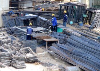 Với giá nhiên liệu bình quân tăng và đạt mức 100% so với đầu năm 2026, dự toán chi phí xây dựng của các công trình giao thông có thể tăng đến 18,45%. Vì vậy, Bộ Xây dựng đề nghị các địa phương căn cứ vào quy định pháp luật đã có để hướng dẫn chủ đầu tư, nhà thầu điều chỉnh đơn giá hợp đồng xây dựng, tháo gỡ khó khăn cho nhà thầu.