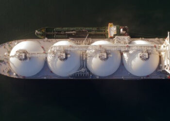 Pakistan đã đón nhận chuyến hàng khí hóa lỏng (LNG) đầu tiên sau gần hai tháng khi một tàu chở LNG cập cảng GasPort, đánh dấu bước giảm nhẹ đầu tiên cho cuộc khủng hoảng năng lượng tại nước này. Theo dữ liệu từ MarineTraffic, tàu chở khí hóa lỏng (LNG) mang cờ Đan Mạch Seapeak Magellan đã rời cảng Sabine Pass ở Hoa Kỳ vào ngày 31 tháng 3 và đến cảng Qasim ở Pakistan vào ngày 30 tháng 4. Theo báo The News đưa tin hôm thứ Sáu, 140.000 mét khối khí LNG đã bắt đầu được bơm vào mạng lưới khí đốt quốc gia dưới dạng khí hóa lỏng tái hóa (RLNG). Theo tờ The News, lô hàng này do tập đoàn năng lượng lớn của Pháp TotalEnergies, một trong những nhà kinh doanh khí hóa lỏng (LNG) lớn nhất thế giới, thu xếp với giá 18,40 đô la Mỹ/triệu đơn vị nhiệt Anh (MMBtu). Đây là chuyến hàng LNG đầu tiên đến Pakistan kể từ khi một lô hàng khác có nguồn gốc từ Mỹ đến Pakistan vào những ngày đầu của cuộc chiến ở Trung Đông. Trong khi đó, Pakistan đang tìm cách để bốn lô hàng khí hóa lỏng (LNG) của Qatar bị mắc kẹt ở Vịnh Ba Tư được vận chuyển đến, nhưng tình hình tại eo biển Hormuz vẫn bất ổn với rất ít tàu chở dầu và LNG đi qua trong những ngày gần đây. Giá khí tự nhiên hóa lỏng (LNG) giao ngay tại châu Á đã tăng vọt kể từ khi cuộc chiến ở Iran khiến toàn bộ nguồn cung LNG từ Trung Đông, bao gồm Qatar và UAE, bị mắc kẹt phía sau eo biển Hormuz. Tuy nhiên, Pakistan đã lần đầu tiên tham gia thị trường giao ngay sau gần ba năm do thiếu nguồn cung LNG dài hạn từ Qatar đã gây ra khủng hoảng điện năng và tình trạng mất điện trên diện rộng. Pakistan đã dựa vào nguồn cung cấp khí đốt tự nhiên hóa lỏng (LNG) dài hạn của Qatar trong nhiều năm, nhưng cuộc chiến ở Trung Đông đã dẫn đến việc ngừng sản xuất và xuất khẩu LNG của Qatar. Mặc dù giá khí tự nhiên hóa lỏng (LNG) giao ngay tại châu Á đang ở mức cao, Pakistan dường như không còn lựa chọn nào khác ngoài việc tham gia thị trường giao ngay lần đầu tiên kể từ năm 2023 khi cuộc khủng hoảng năng lượng ngày càng trầm trọng trong những tuần gần đây với tình trạng mất điện và phân phối nhiên liệu theo định mức.