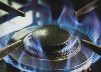 Theo Reuters đưa tin, nguồn cung LNG toàn cầu đã giảm khoảng 15% do xung đột và việc đóng cửa eo biển Hormuz, một quan chức cho biết tại Hội nghị thượng đỉnh LNG Budapest.
