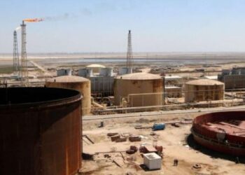 Sản lượng dầu của OPEC đã giảm xuống mức thấp nhất kể từ năm 2000, với sản lượng giảm 830.000 thùng mỗi ngày (bpd) xuống mức trung bình 20,04 triệu bpd trong tháng 4, theo một cuộc khảo sát của Reuters được công bố hôm thứ Hai.