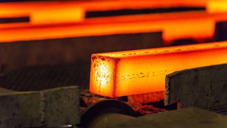Giá nhiên liệu toàn cầu tăng mạnh vì cú sốc dầu mỏ, dầu WTI vượt 100 USD/thùng