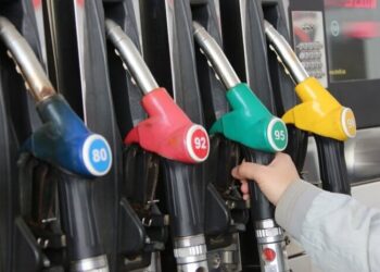 Giá nhiên liệu toàn cầu tăng mạnh vì cú sốc dầu mỏ, dầu WTI vượt 100 USD/thùng