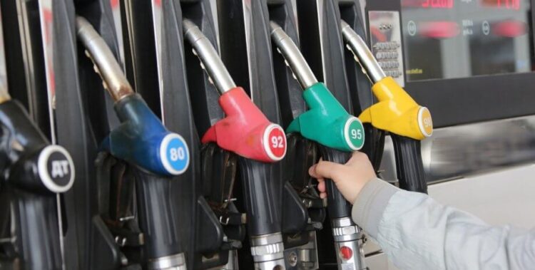 Giá nhiên liệu toàn cầu tăng mạnh vì cú sốc dầu mỏ, dầu WTI vượt 100 USD/thùng