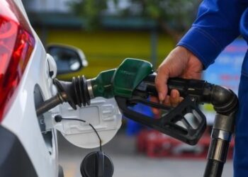 Giá nhiên liệu toàn cầu tăng mạnh vì cú sốc dầu mỏ, dầu WTI vượt 100 USD/thùng