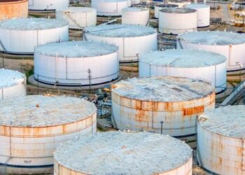 giá dầu Brent, giá dầu WTI, tồn kho dầu thế giới, IEA, thị trường dầu mỏ, năng lượng toàn cầu, dầu thô, eo biển Hormuz, LNG, xăng pha chế, giao dịch hàng hóa, hàng hóa phái sinh, Edu Trade, đầu tư năng lượng, giá dầu hôm nay.