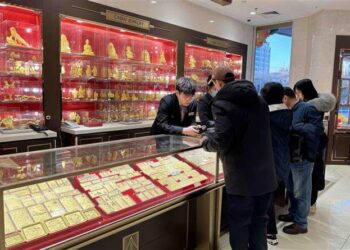 Trung Quốc “bắt đáy” vàng trong tháng 5, kéo dài chuỗi 19 tháng mua liên tiếp Ngân hàng Nhân dân Trung Quốc (PBOC) tiếp tục gia tăng dự trữ vàng trong tháng 5, đánh dấu tháng mua ròng thứ 19 liên tiếp. Động thái này diễn ra trong bối cảnh giá vàng thế giới điều chỉnh giảm tháng thứ ba liên tiếp sau giai đoạn lập đỉnh lịch sử, cho thấy Bắc Kinh đang tận dụng các nhịp điều chỉnh để tiếp tục tích lũy kim loại quý. Theo dữ liệu mới công bố, dự trữ vàng của Trung Quốc đã tăng thêm khoảng 320.000 ounce trong tháng 5. Đây là chuỗi mua vàng dài nhất của PBOC kể từ khi nước này bắt đầu công bố dữ liệu dự trữ thường xuyên hơn trong thập kỷ qua. Trung Quốc tiếp tục chiến lược tích lũy vàng Việc PBOC liên tục mua vàng cho thấy vàng vẫn đóng vai trò quan trọng trong chiến lược đa dạng hóa dự trữ ngoại hối của Trung Quốc. Trong bối cảnh môi trường tài chính toàn cầu còn nhiều bất ổn và căng thẳng địa chính trị gia tăng, vàng được xem là tài sản trú ẩn có khả năng bảo toàn giá trị hiệu quả. Các chuyên gia nhận định hoạt động mua vàng của Trung Quốc không đơn thuần nhằm tìm kiếm lợi nhuận ngắn hạn mà là một phần trong chiến lược giảm dần sự phụ thuộc vào các tài sản dự trữ truyền thống, đặc biệt là đồng USD. Giá vàng điều chỉnh nhưng nhu cầu từ ngân hàng trung ương vẫn mạnh Tháng 5 ghi nhận đợt điều chỉnh của giá vàng thế giới sau khi kim loại quý này lập đỉnh vào đầu năm. Áp lực đến từ kỳ vọng lãi suất toàn cầu duy trì ở mức cao trong thời gian dài hơn và lợi suất trái phiếu tăng trở lại, khiến sức hấp dẫn của vàng phần nào suy giảm. Tuy nhiên, nhu cầu từ các ngân hàng trung ương vẫn là một trong những động lực hỗ trợ quan trọng nhất cho thị trường vàng toàn cầu. Hoạt động mua vào của Trung Quốc cùng nhiều nền kinh tế mới nổi đã góp phần duy trì nền tảng hỗ trợ dài hạn cho giá vàng bất chấp những đợt điều chỉnh ngắn hạn. Địa chính trị tiếp tục thúc đẩy nhu cầu dự trữ vàng Xu hướng gia tăng dự trữ vàng của các ngân hàng trung ương trên thế giới được thúc đẩy bởi những bất ổn địa chính trị ngày càng lớn. Xung đột tại Trung Đông, cạnh tranh chiến lược giữa các cường quốc và các rủi ro đối với hệ thống tài chính toàn cầu khiến nhiều quốc gia đẩy mạnh tích lũy vàng như một tài sản dự phòng chiến lược. Goldman Sachs từng nhận định nhu cầu mua vàng từ các ngân hàng trung ương có thể tiếp tục tăng trong những năm tới khi xu hướng đa dạng hóa dự trữ ngoại hối ngày càng trở nên rõ nét. Tác động đến thị trường vàng toàn cầu Trung Quốc hiện là một trong những quốc gia nắm giữ lượng dự trữ vàng lớn nhất thế giới. Do đó, bất kỳ thay đổi nào trong chính sách dự trữ vàng của nước này đều có ảnh hưởng đáng kể tới tâm lý thị trường. Việc PBOC tiếp tục mua vàng trong giai đoạn giá điều chỉnh được xem là tín hiệu cho thấy nhu cầu từ khu vực chính thức vẫn rất vững chắc. Điều này có thể giúp hạn chế đà giảm sâu của vàng nếu thị trường tiếp tục chịu áp lực từ lãi suất cao hoặc đồng USD mạnh lên. Triển vọng thị trường vàng thời gian tới Trong ngắn hạn, giá vàng vẫn chịu ảnh hưởng lớn từ triển vọng chính sách tiền tệ của Mỹ, diễn biến lợi suất trái phiếu và sức mạnh của đồng USD. Tuy nhiên, hoạt động mua vào liên tục của Trung Quốc cùng các ngân hàng trung ương khác đang tạo ra lực đỡ quan trọng cho thị trường. Đối với nhà đầu tư giao dịch hàng hóa tại Edu Trade, xu hướng tích lũy vàng của Trung Quốc là tín hiệu đáng chú ý bởi nó phản ánh niềm tin dài hạn vào vai trò của kim loại quý trong hệ thống tài chính toàn cầu. Đây sẽ tiếp tục là yếu tố hỗ trợ quan trọng đối với triển vọng giá vàng trong trung và dài hạn.