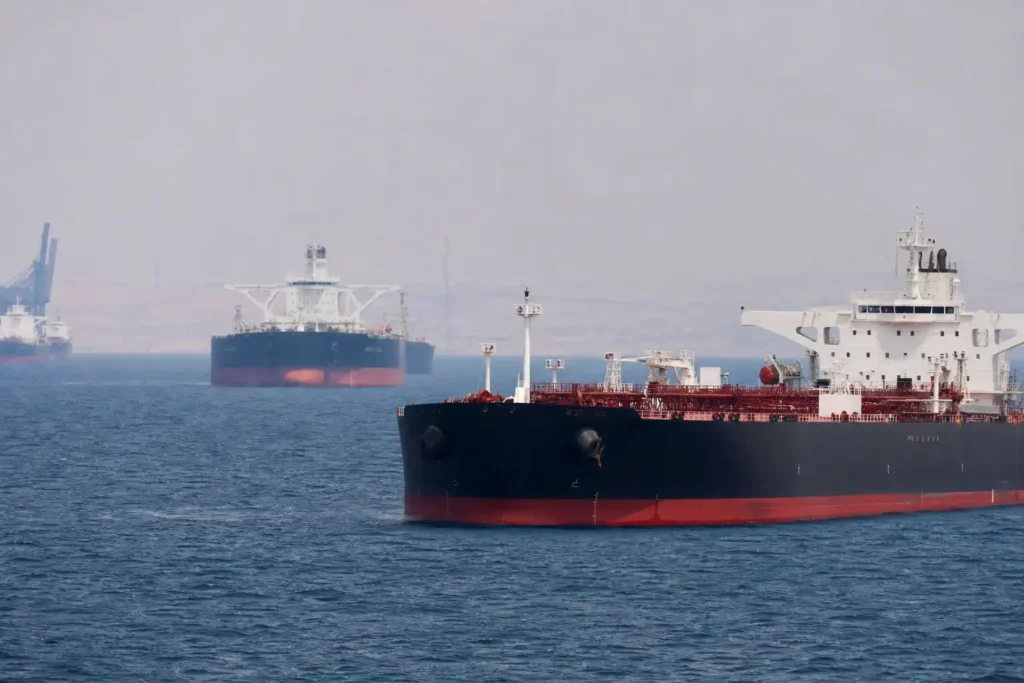 Additional Illustration of Giá dầu Brent vượt 90 USD sau căng thẳng Iran leo thang