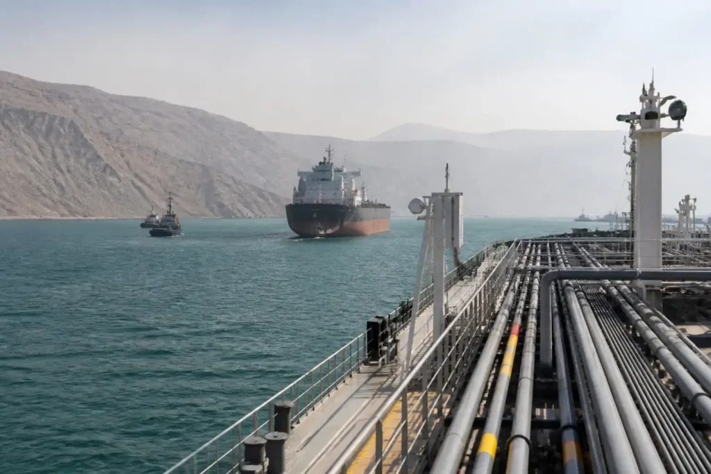 Additional Illustration of Giá dầu hạ nhiệt, eo biển Hormuz vẫn là biến số khó lường