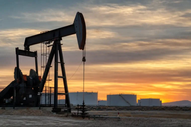 Illustration of Giá dầu tăng 8% sau khi Trump tái áp đặt phong tỏa Iran