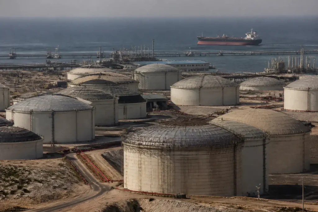 Illustration of Iran gấp rút gia cố cảng dầu chiến lược trước sức ép từ Mỹ