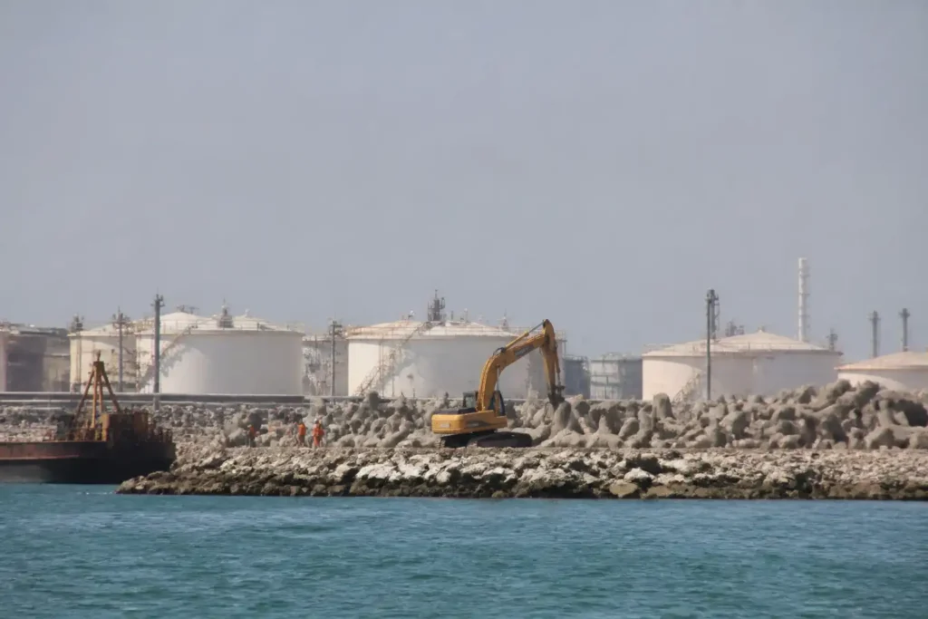 Additional Illustration of Iran gấp rút gia cố cảng dầu chiến lược trước sức ép từ Mỹ