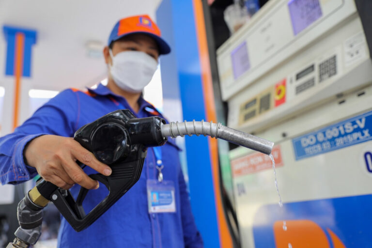 Nguồn cung xăng dầu thiếu hụt: Bộ Công Thương yêu cầu rà soát từng hợp đồng