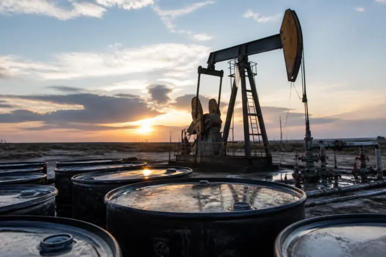 Illustration of OPEC+ chuẩn bị dừng nâng mục tiêu sản lượng dầu mỏ