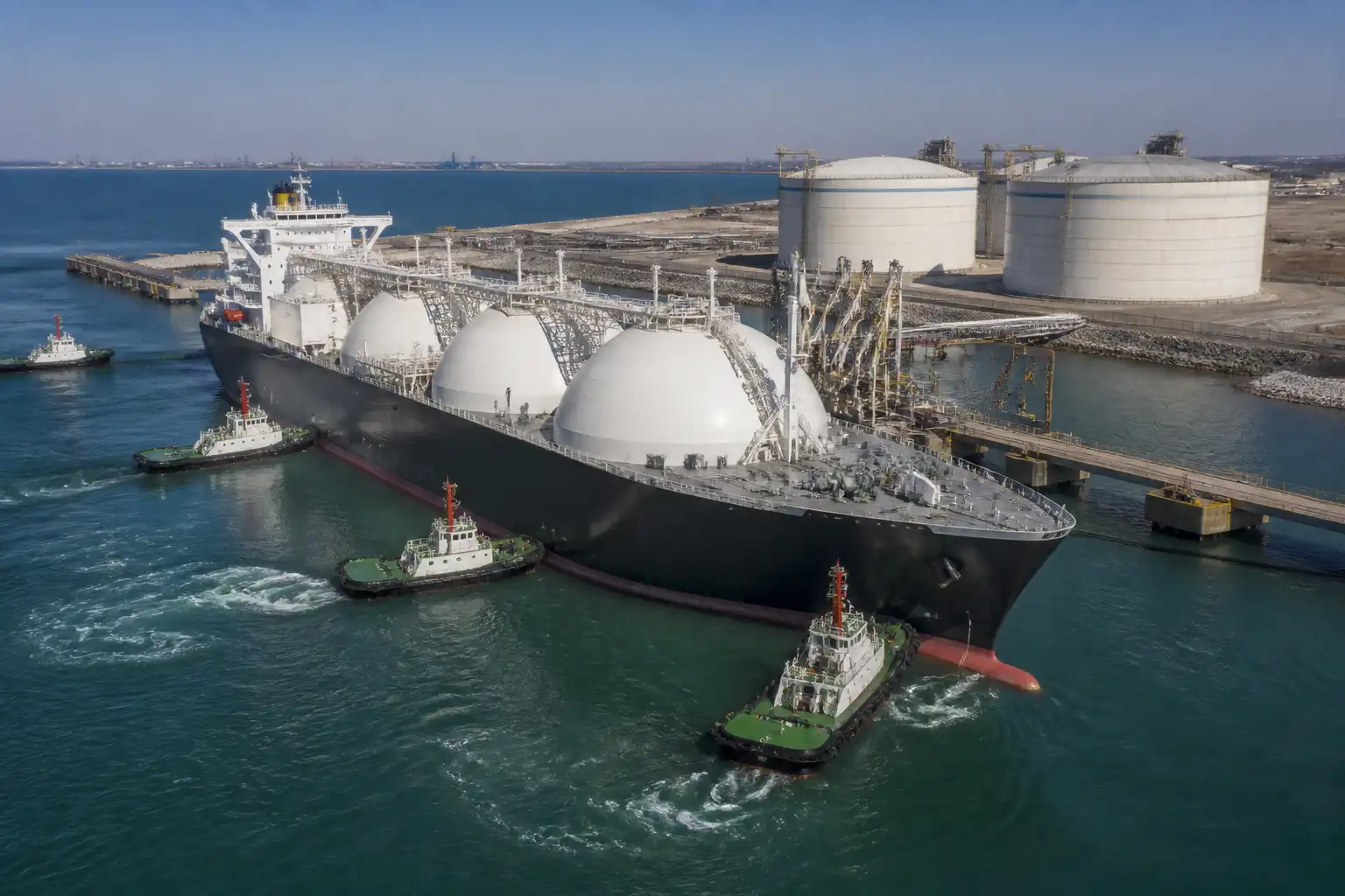 Illustration of Trung Quốc dự kiến bán lại chuyến LNG Mỹ đầu tiên sau 1 năm