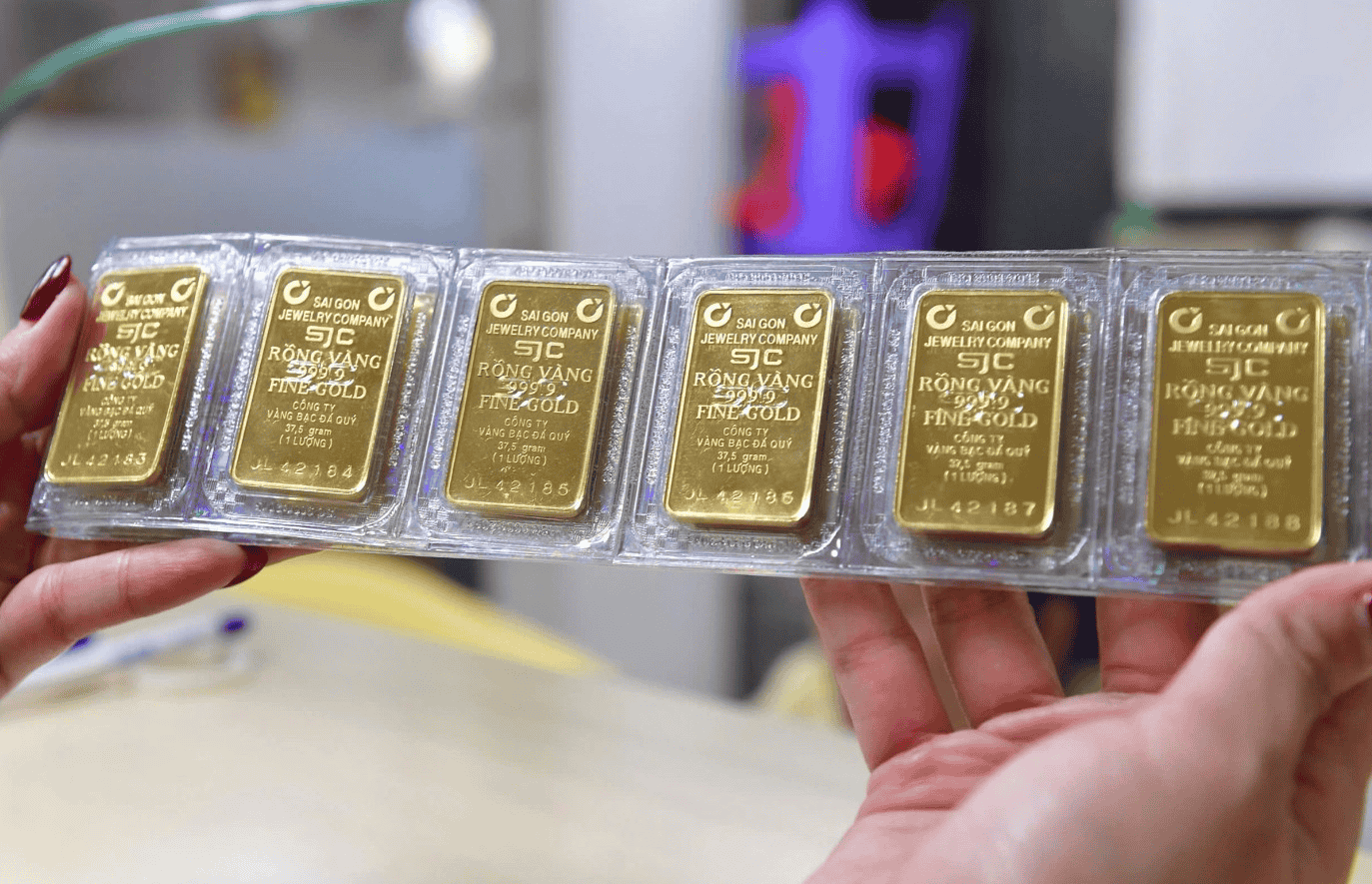 Gia-vang-vuot-4-600-USD-ounce-vung-4-680-USD-duoc-chu-y