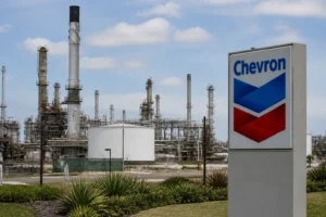 Illustration of Ông Trump yêu cầu các công ty dầu giảm giá xăng, nhắm CEO Chevron