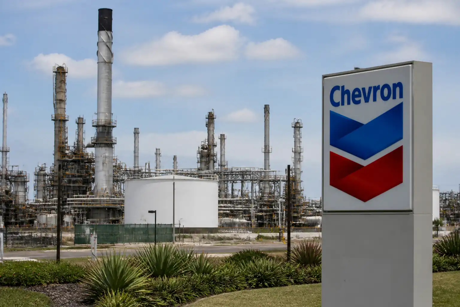 Illustration of Ông Trump yêu cầu các công ty dầu giảm giá xăng, nhắm CEO Chevron