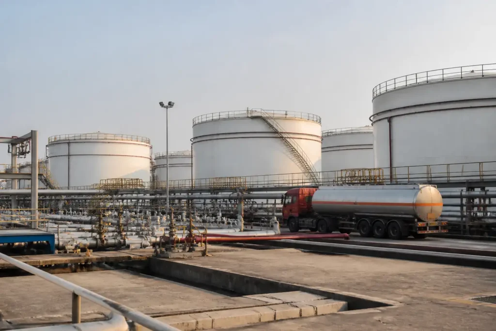 Illustration of Các nhà máy lọc dầu nhỏ Trung Quốc tìm nguồn dầu ngoài Iran vì Mỹ chặn đường