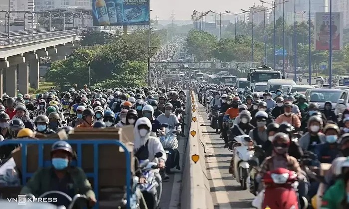 Dòng xe ùn tắc trên cầu Sài Gòn hướng vào trung tâm TP HCM, năm 2024. Ảnh: Quỳnh TrầnNguồn: Vietnambiz và VnExpress