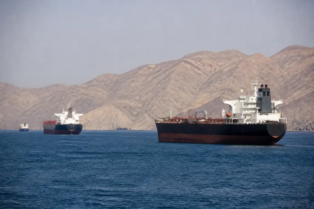 Illustration of Giá dầu giảm khi đàm phán Iran-Oman thắp kỳ vọng mở lại eo biển