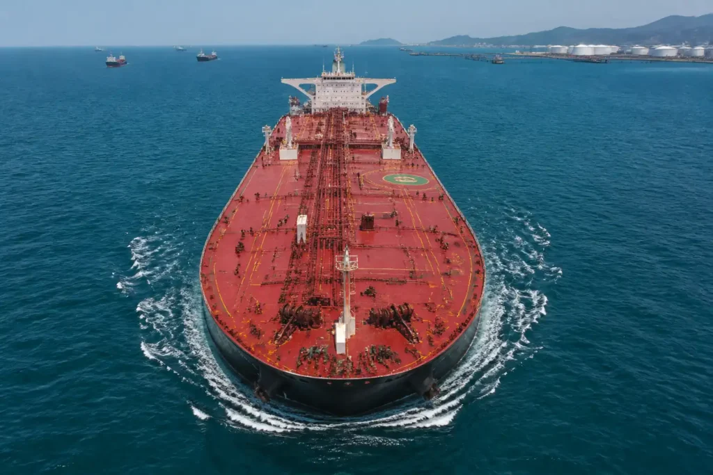 Additional Illustration of Giá xăng dầu hôm nay 25/8 lao dốc hơn 2% dù Mỹ trừng phạt Iran