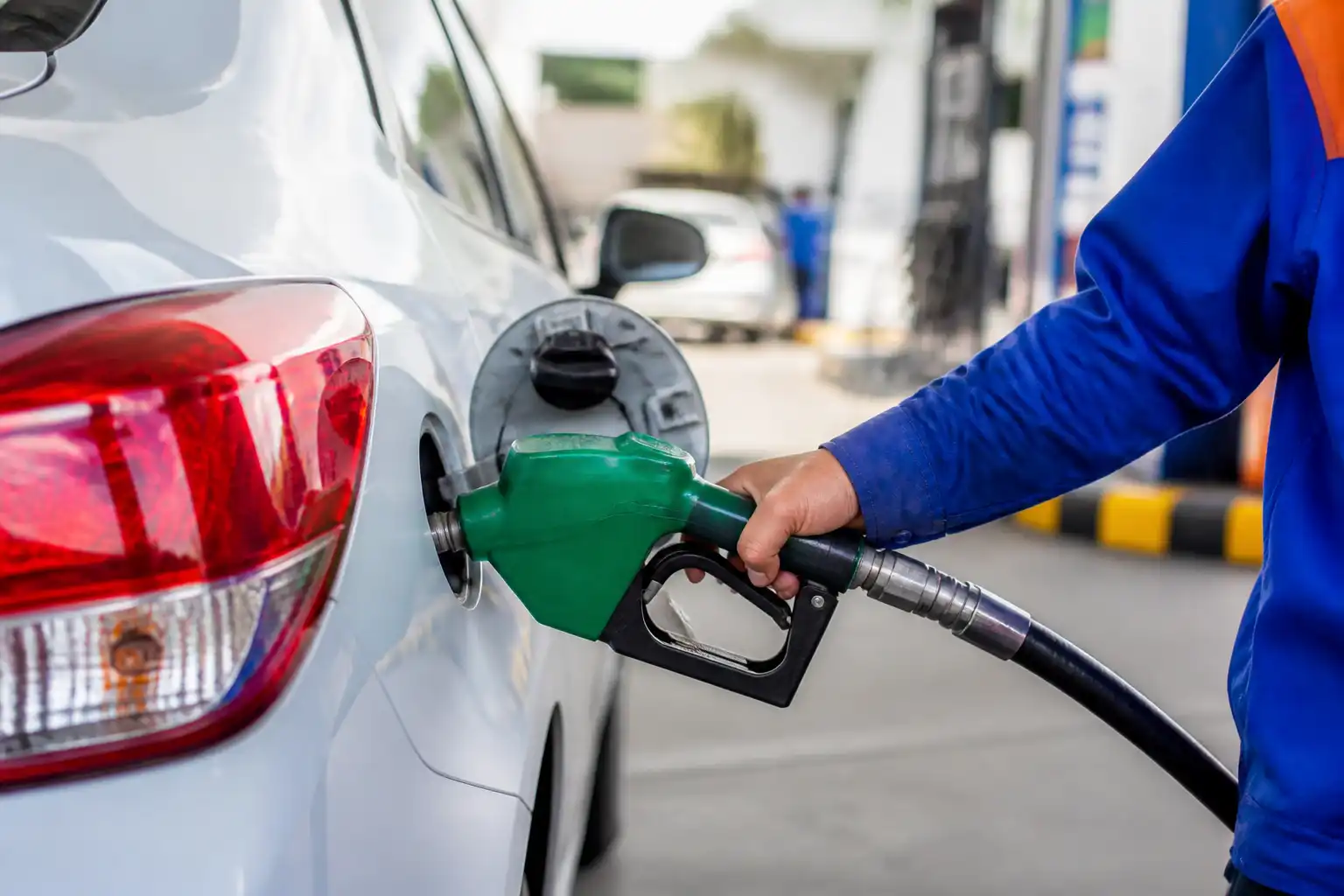 Illustration of Giá xăng và dầu diesel đồng loạt giảm chiều 27/8