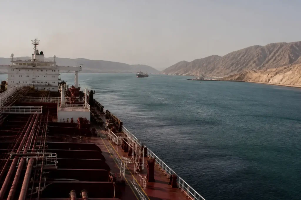 Illustration of Iran tuyên bố giữ kín eo Hormuz đến khi Mỹ đáp ứng 6 yêu sách