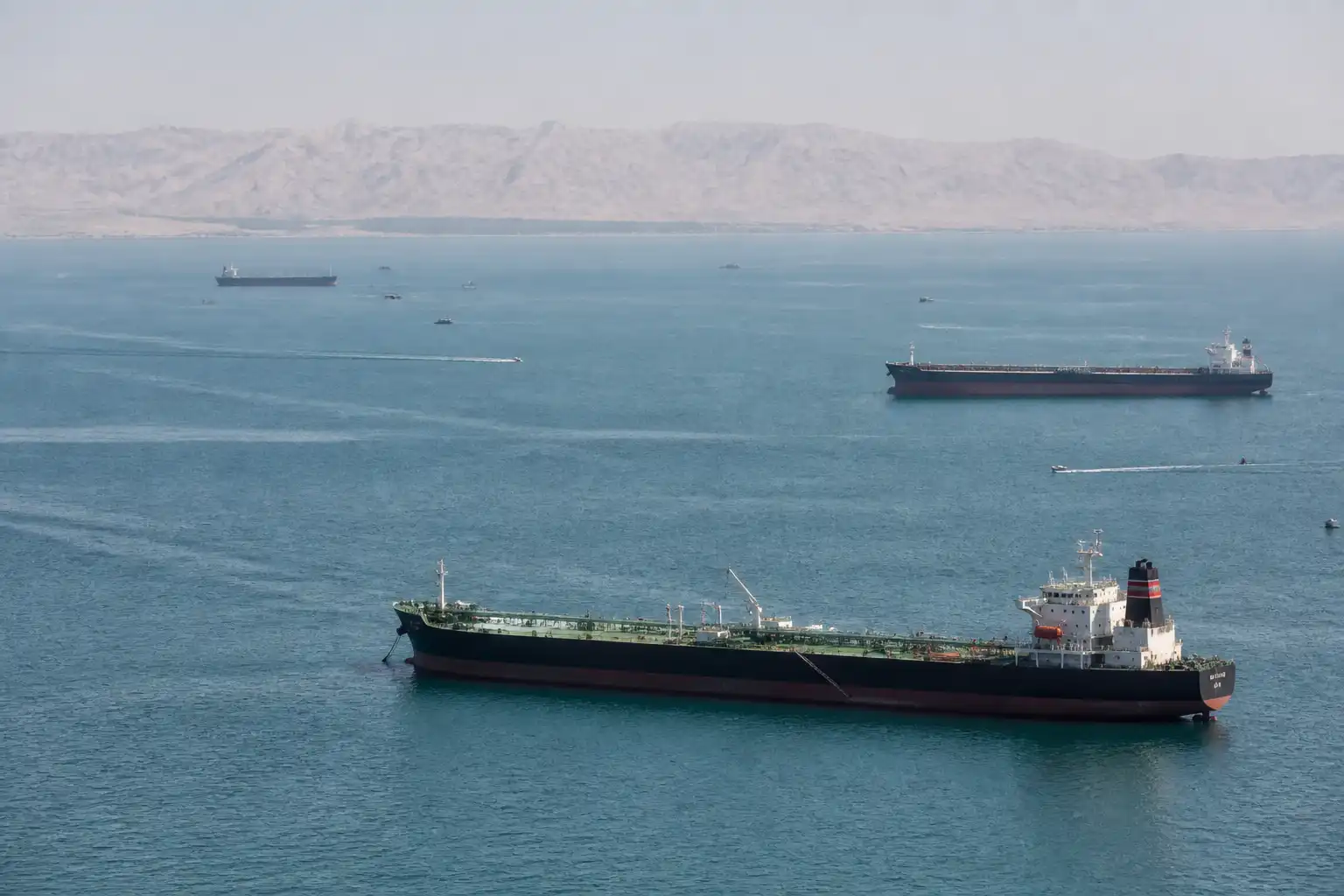 Illustration of Iran tuyên bố giữ kín eo Hormuz đến khi Mỹ đáp ứng 6 yêu sách