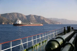 Iran xem xét cấm tàu Mỹ qua Hormuz, dầu bật tăng