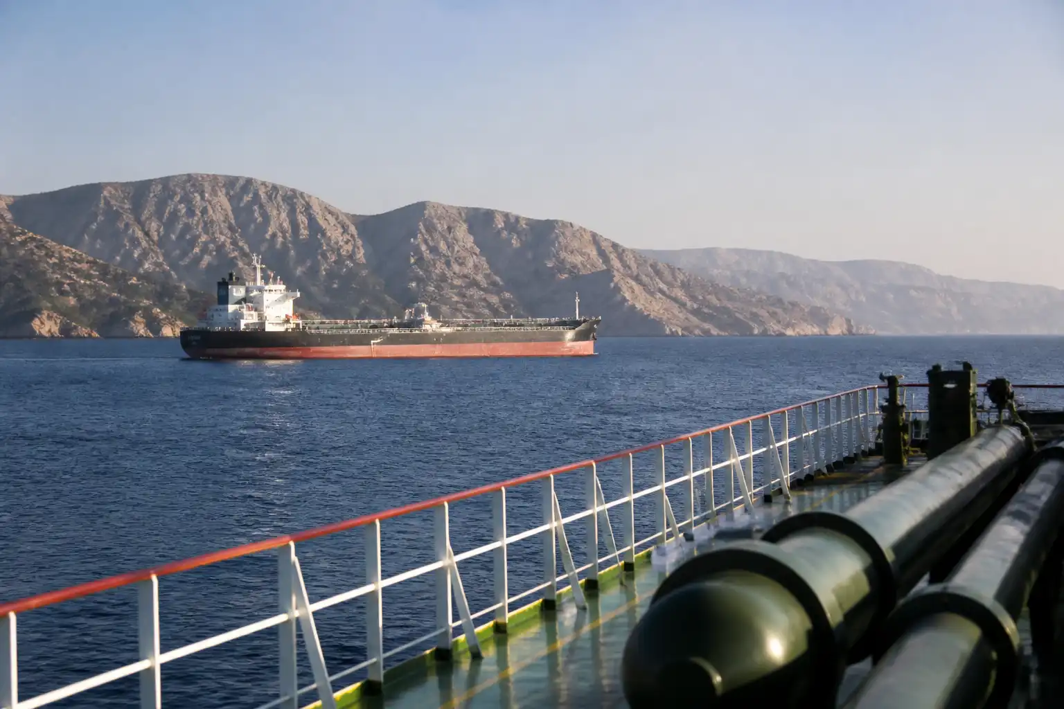 Illustration of Iran xem xét cấm tàu Mỹ qua eo biển Hormuz, giá dầu tăng trở lại