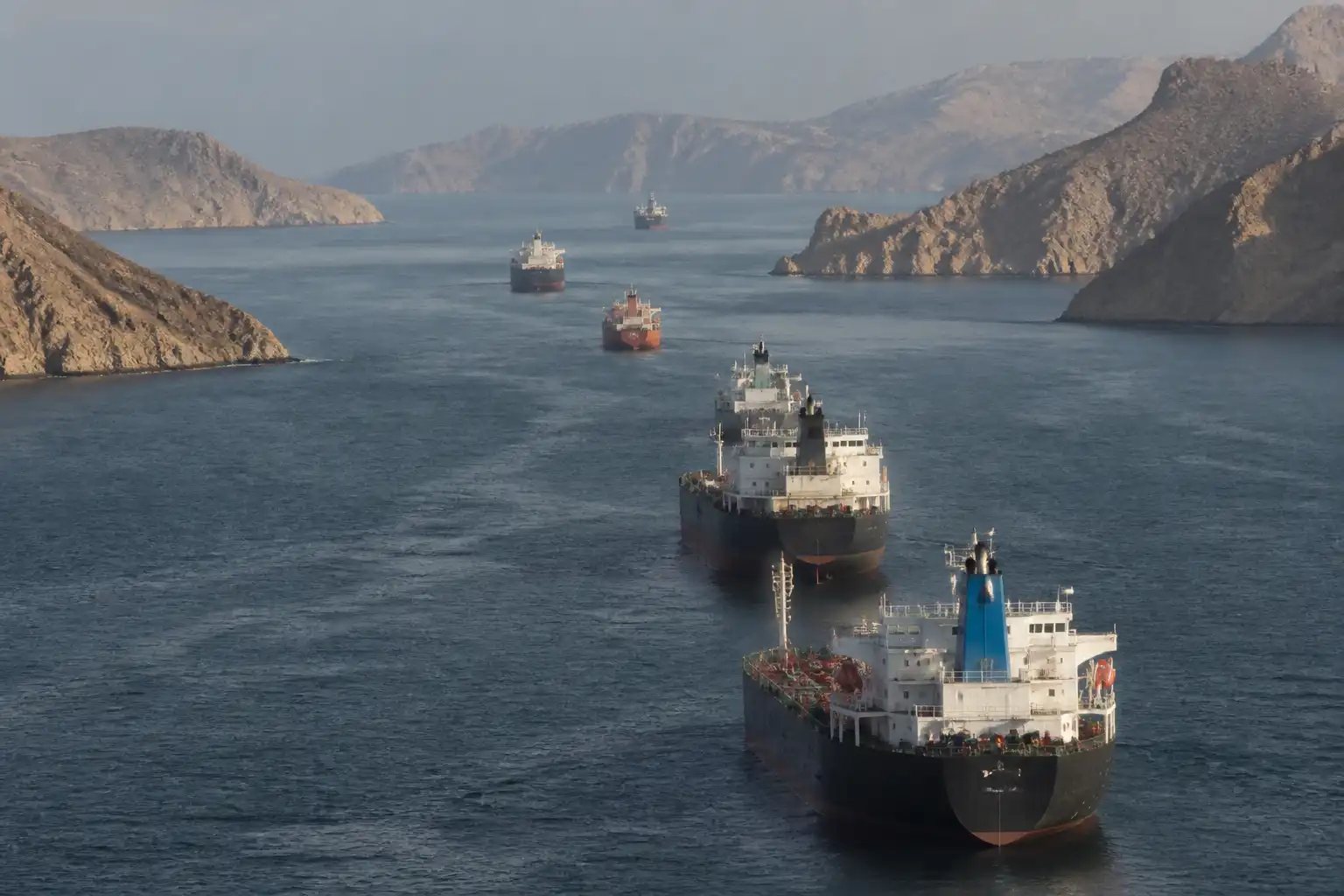 Illustration of Lưu lượng qua eo biển Hormuz tăng khi nỗ lực ngoại giao mới được thúc đẩy