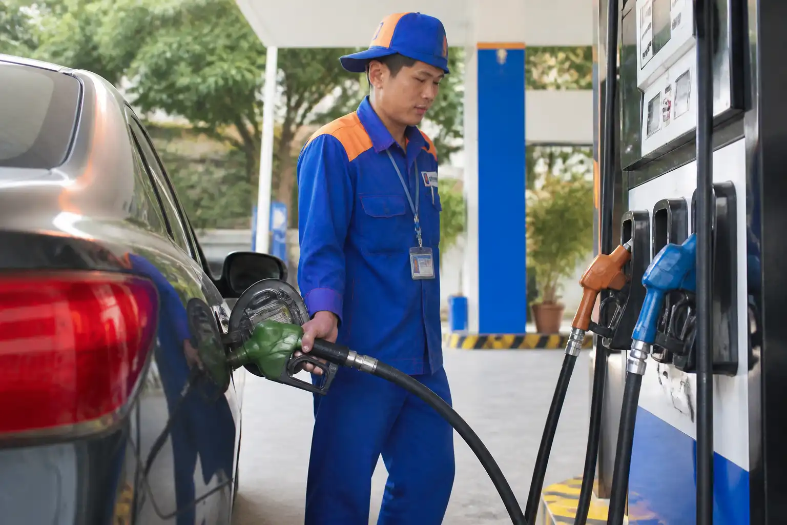 Illustration of Petrolimex điều chỉnh giá xăng dầu từ 15 giờ ngày 13/8/2026