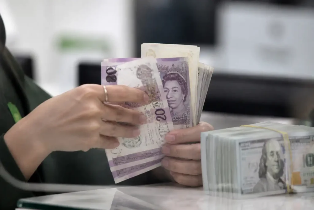 Illustration of Tỷ giá Vietcombank hôm nay 3/8 đồng loạt tăng, bảng Anh bật hơn 100 đồng