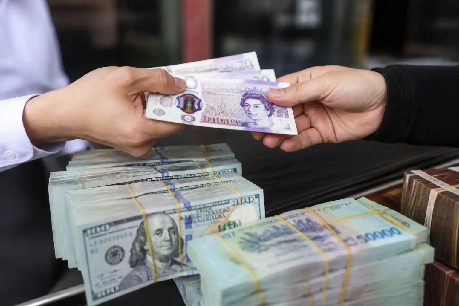Illustration of Tỷ giá Vietcombank hôm nay 3/8 đồng loạt tăng, bảng Anh bật hơn 100 đồng