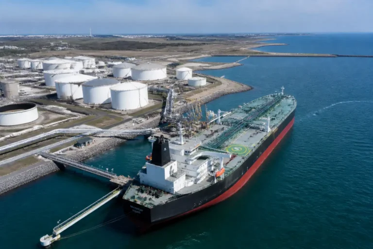 Illustration of Ông Trump dọa hạn chế xuất khẩu diesel, Anh lo ngại nguồn cung